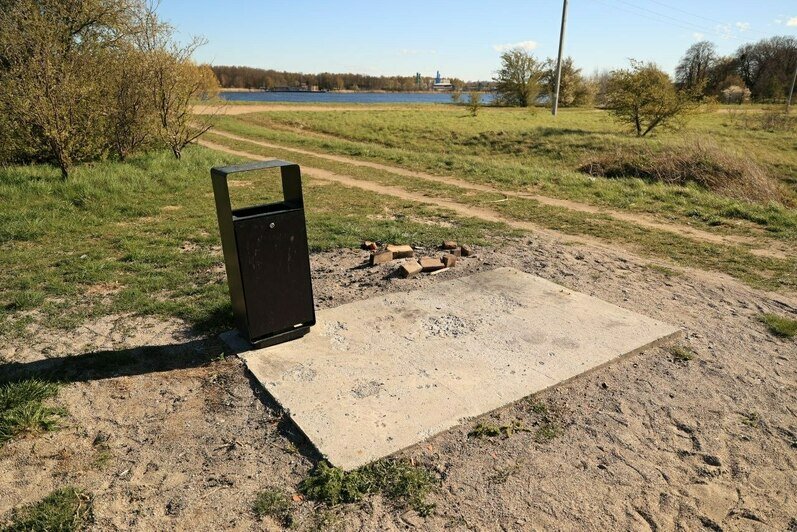 Вандалы разгромили зону отдыха на берегу Калининградского залива и унесли два мангала - Новости Калининграда | Фото: пресс-служба администрации Калининграда