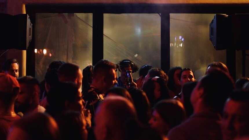 Электронная музыка с фирменным блеском: сезон «Воскресников» в выходные откроют вечеринкой на Верхнем озере   - Новости Калининграда | Фото предоставлено организаторами