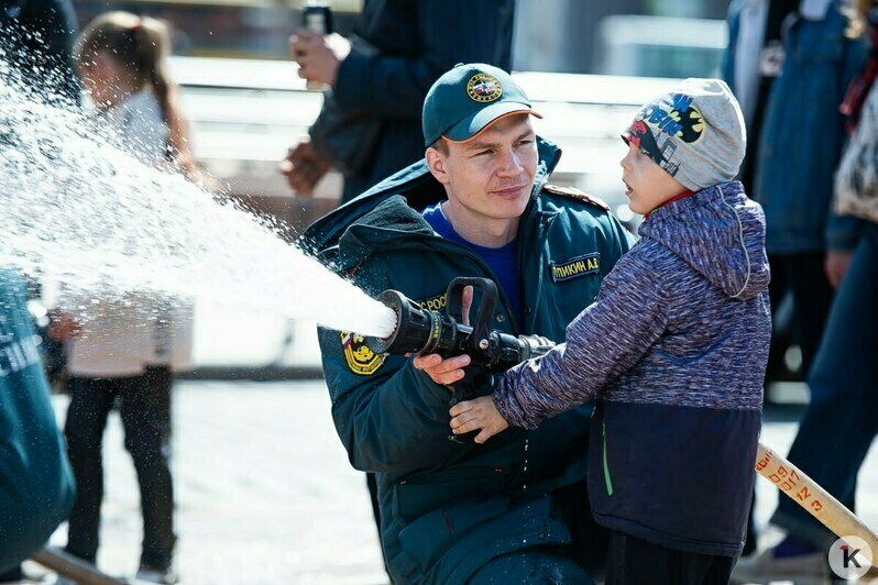 Служебные собаки и квест в дымокамере: на площади Победы в Калининграде отметили День пожарной охраны (фоторепортаж) - Новости Калининграда | Фото: Александр Подгорчук / «Клопс»