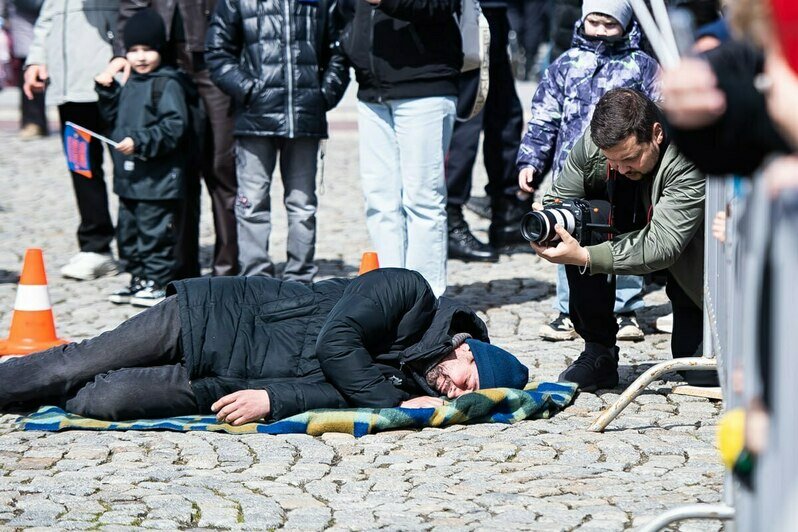 Служебные собаки и квест в дымокамере: на площади Победы в Калининграде отметили День пожарной охраны (фоторепортаж) - Новости Калининграда