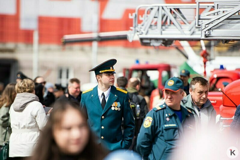 Служебные собаки и квест в дымокамере: на площади Победы в Калининграде отметили День пожарной охраны (фоторепортаж) - Новости Калининграда | Фото: Александр Подгорчук / «Клопс»