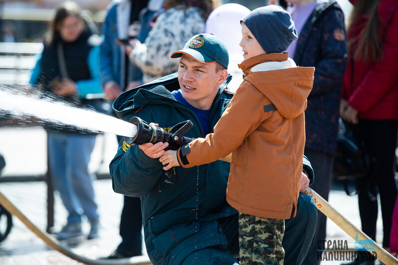 Квест в дыму: в Калининграде отмечают День пожарной охраны | Фото: Александр Подгорчук 