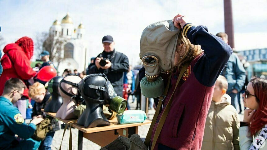 Служебные собаки и квест в дымокамере: на площади Победы в Калининграде отметили День пожарной охраны (фоторепортаж) - Новости Калининграда | Фото: Александр Подгорчук / «Клопс»