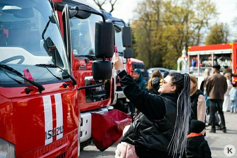Служебные собаки и квест в дымокамере: на площади Победы в Калининграде отметили День пожарной охраны (фоторепортаж) - Новости Калининграда | Фото: Александр Подгорчук / «Клопс»
