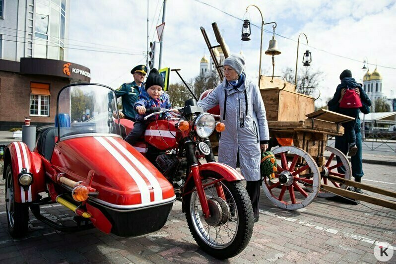 Служебные собаки и квест в дымокамере: на площади Победы в Калининграде отметили День пожарной охраны (фоторепортаж) - Новости Калининграда | Фото: Александр Подгорчук / «Клопс»