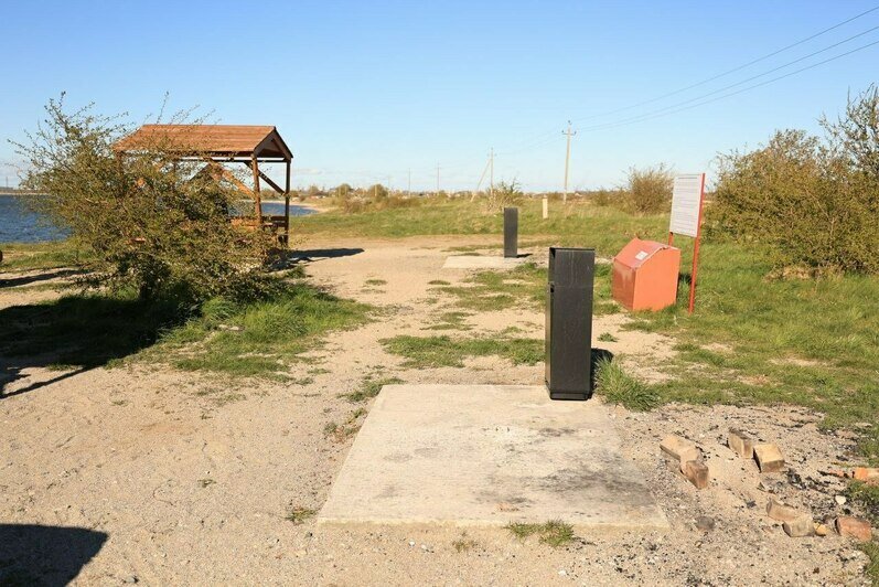 Вандалы разгромили зону отдыха на берегу Калининградского залива и унесли два мангала - Новости Калининграда | Фото: пресс-служба администрации Калининграда