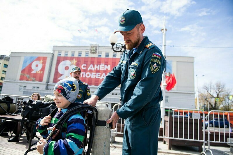 Служебные собаки и квест в дымокамере: на площади Победы в Калининграде отметили День пожарной охраны (фоторепортаж) - Новости Калининграда