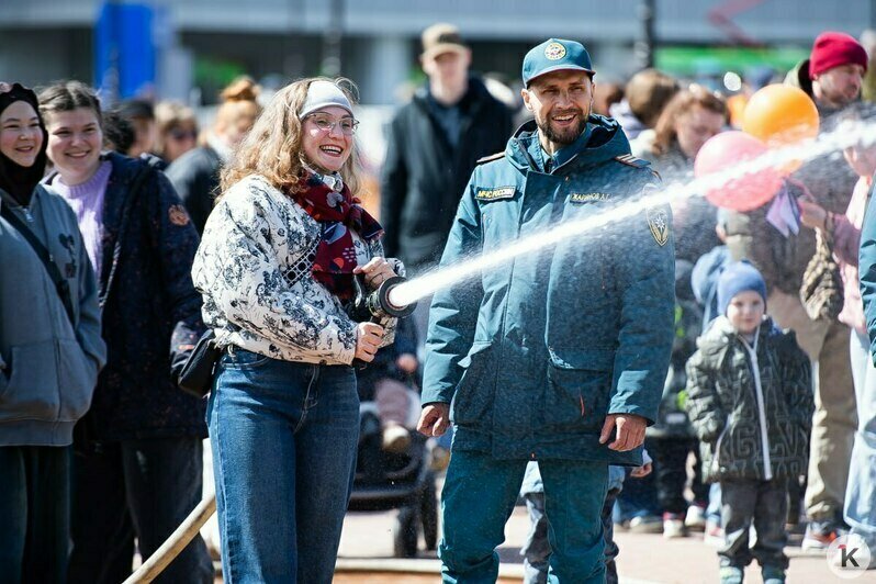 Служебные собаки и квест в дымокамере: на площади Победы в Калининграде отметили День пожарной охраны (фоторепортаж) - Новости Калининграда | Фото: Александр Подгорчук / «Клопс»
