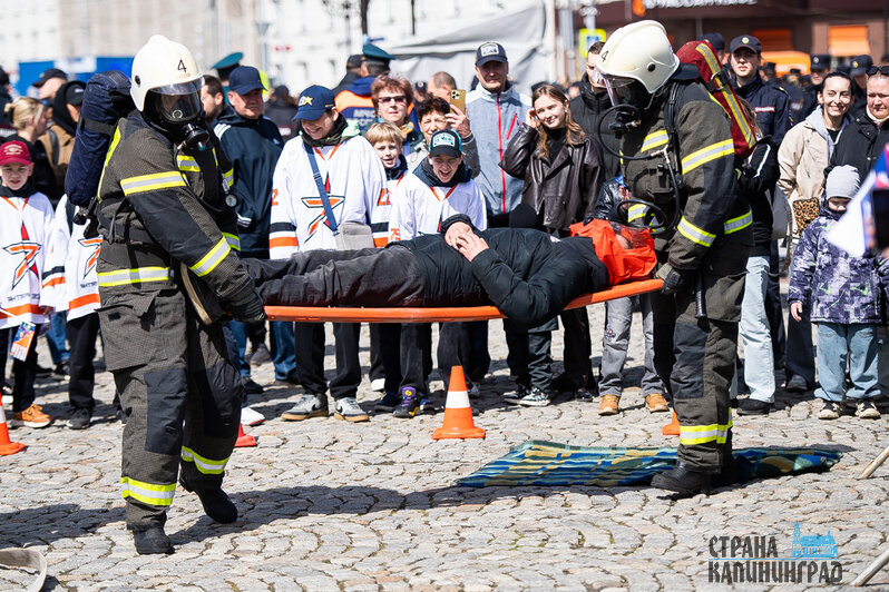 Квест в дыму: в Калининграде отмечают День пожарной охраны | Фото: Александр Подгорчук 