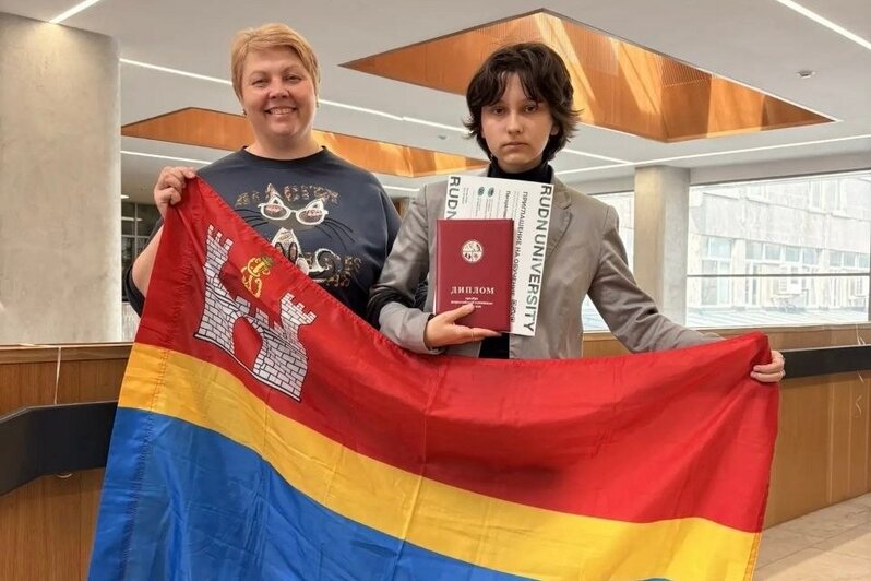 София Погорелова со своим педагогом | Фото: группа министерства образования КО в "ВКонтакте"