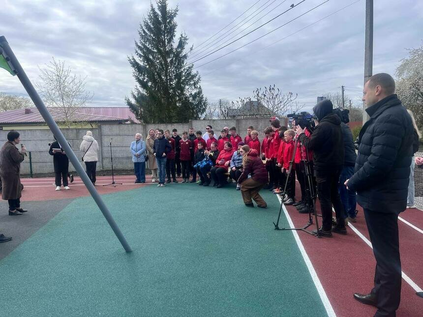 Здесь установили игровые конструкции, уличные тренажёры, сделали мягкое покрытие и небольшой спортивный сектор | Фото: «СК»