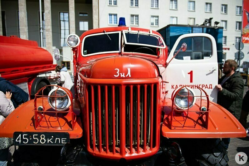 Служебные собаки и квест в дымокамере: на площади Победы в Калининграде отметили День пожарной охраны (фоторепортаж) - Новости Калининграда | Фото: Александр Подгорчук / «Клопс»