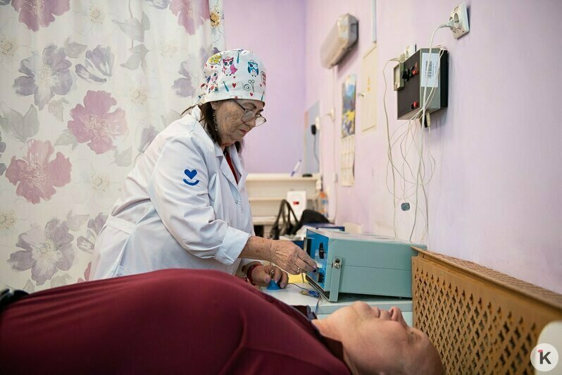«Говорят, у меня лёгкая рука»: история калининградской медсестры, которая 60 лет проработала в одной поликлинике   - Новости Калининграда | Фото: Александр Подгорчук / «Клопс»
