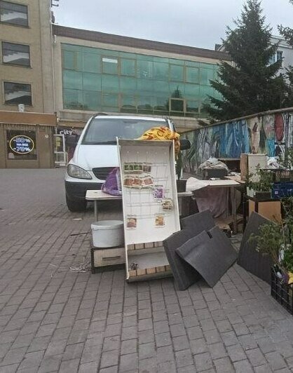 На Северном вокзале снова снесли легендарную овощную палатку, а продавцу вызвали скорую (видео)   - Новости Калининграда | Фото: «Клопс»