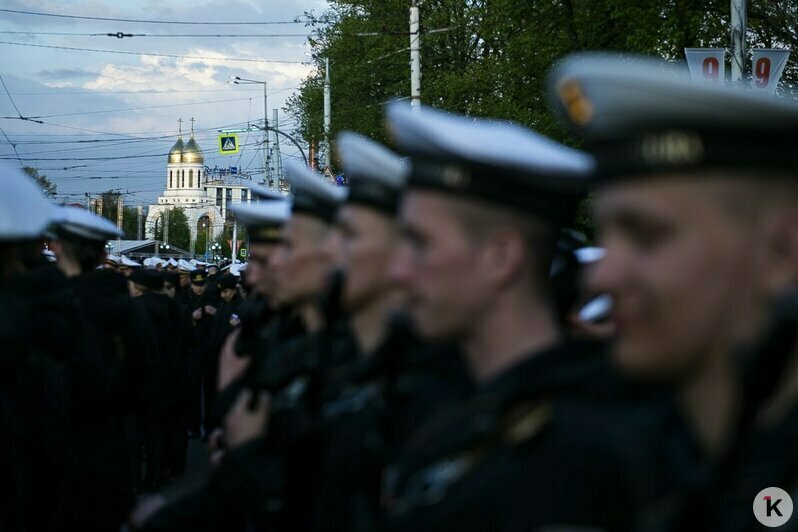 Сумерки, команды и дружный шаг в ногу: как Калининград готовится к Параду Победы (фоторепортаж) - Новости Калининграда | Фото: Александр Подгорчук / «Клопс»