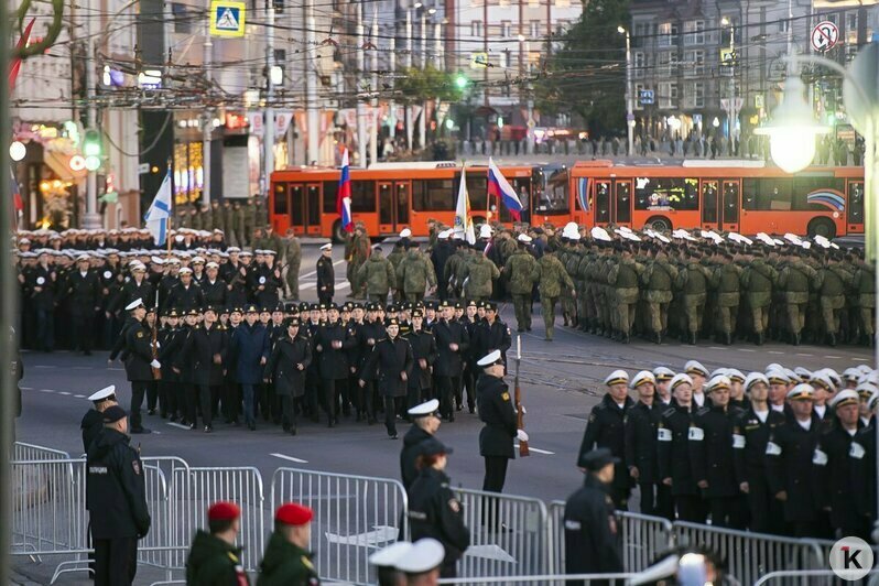 Сумерки, команды и дружный шаг в ногу: как Калининград готовится к Параду Победы (фоторепортаж) - Новости Калининграда | Фото: Александр Подгорчук / «Клопс»