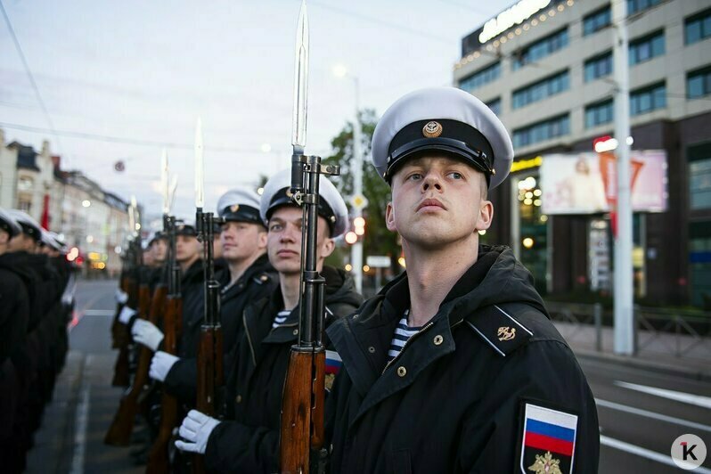 Сумерки, команды и дружный шаг в ногу: как Калининград готовится к Параду Победы (фоторепортаж) - Новости Калининграда | Фото: Александр Подгорчук / «Клопс»