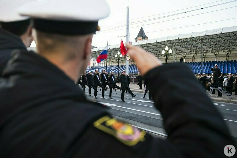 Сумерки, команды и дружный шаг в ногу: как Калининград готовится к Параду Победы (фоторепортаж) - Новости Калининграда | Фото: Александр Подгорчук / «Клопс»