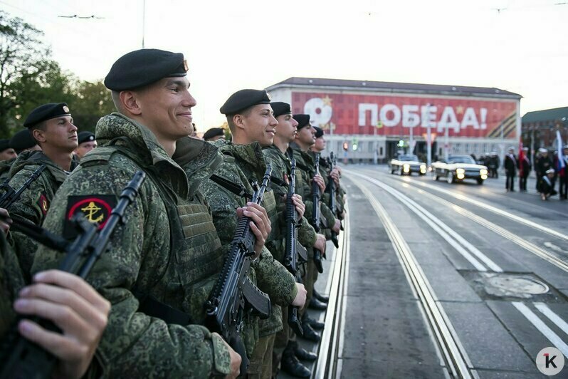 Сумерки, команды и дружный шаг в ногу: как Калининград готовится к Параду Победы (фоторепортаж) - Новости Калининграда | Фото: Александр Подгорчук / «Клопс»