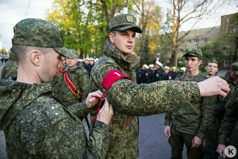 Сумерки, команды и дружный шаг в ногу: как Калининград готовится к Параду Победы (фоторепортаж) - Новости Калининграда | Фото: Александр Подгорчук / «Клопс»