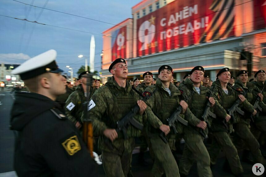 Сумерки, команды и дружный шаг в ногу: как Калининград готовится к Параду Победы (фоторепортаж) - Новости Калининграда | Фото: Александр Подгорчук / «Клопс»
