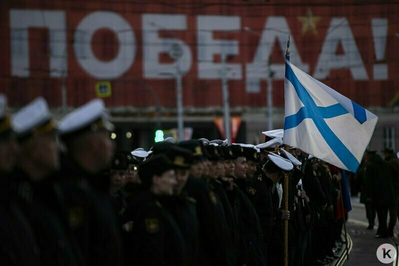 Сумерки, команды и дружный шаг в ногу: как Калининград готовится к Параду Победы (фоторепортаж) - Новости Калининграда | Фото: Александр Подгорчук / «Клопс»