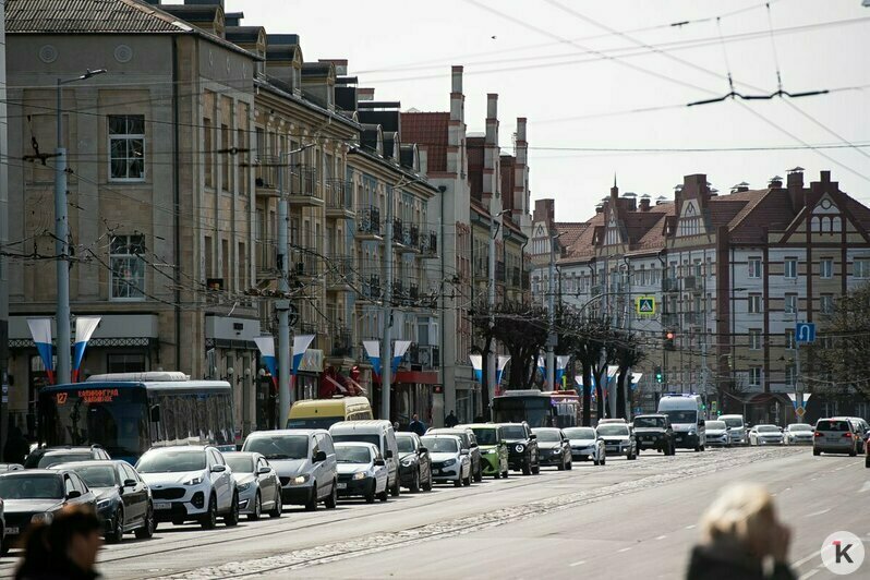 Что мешает Калининграду избавиться от пробок и хаоса с парковками: «Клопс» прогулялся с экспертом по центру - Новости Калининграда | Фото: Александр Подгорчук / «Клопс»