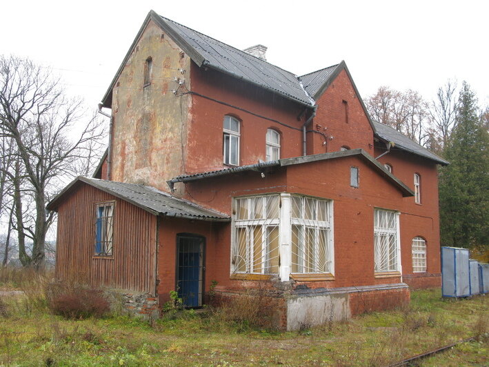 Первое фото — вокзал в 2010 году, второе и третье — сейчас | Фото: Александр Медведев