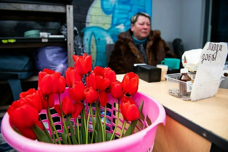 Ждала Бима до утра: продавщица с Северного вокзала провела бессонную ночь на месте снесённой палатки (фото)  - Новости Калининграда | Фото: Александр Подгорчук / «Клопс»