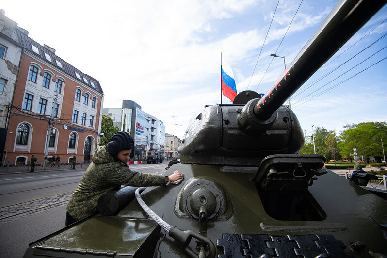 Танки Т-34, «Катюша» и тысяча военных: как в Калининграде прошёл парад в честь 9 Мая (фоторепортаж) - Новости Калининграда | Фото: Александр Подгорчук / «Клопс»