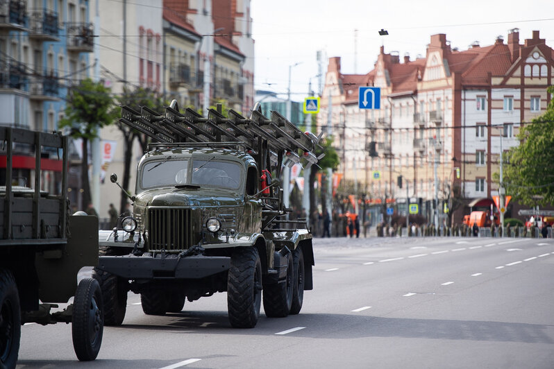 Танки Т-34, «Катюша» и тысяча военных: как в Калининграде прошёл парад в честь 9 Мая (фоторепортаж) - Новости Калининграда | Фото: Александр Подгорчук / «Клопс»