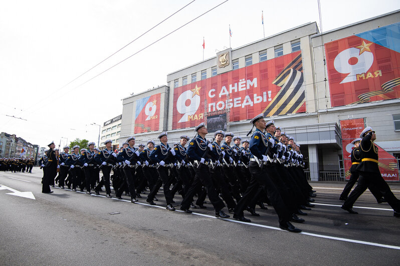 Танки Т-34, «Катюша» и тысяча военных: как в Калининграде прошёл парад в честь 9 Мая (фоторепортаж) - Новости Калининграда | Фото: Александр Подгорчук / «Клопс»