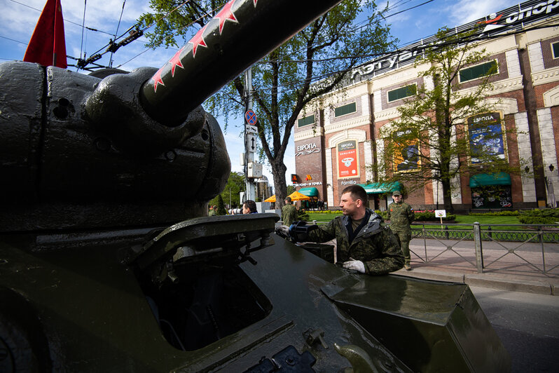Танки Т-34, «Катюша» и тысяча военных: как в Калининграде прошёл парад в честь 9 Мая (фоторепортаж) - Новости Калининграда | Фото: Александр Подгорчук / «Клопс»