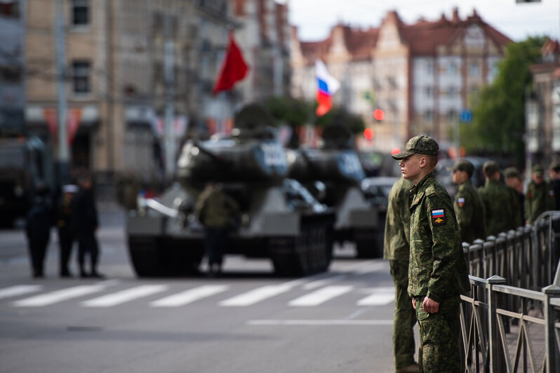 Танки Т-34, «Катюша» и тысяча военных: как в Калининграде прошёл парад в честь 9 Мая (фоторепортаж) - Новости Калининграда | Фото: Александр Подгорчук / «Клопс»