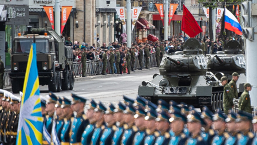 Танки Т-34, «Катюша» и тысяча военных: как в Калининграде прошёл парад в честь 9 Мая (фоторепортаж) - Новости Калининграда | Фото: Александр Подгорчук / «Клопс»