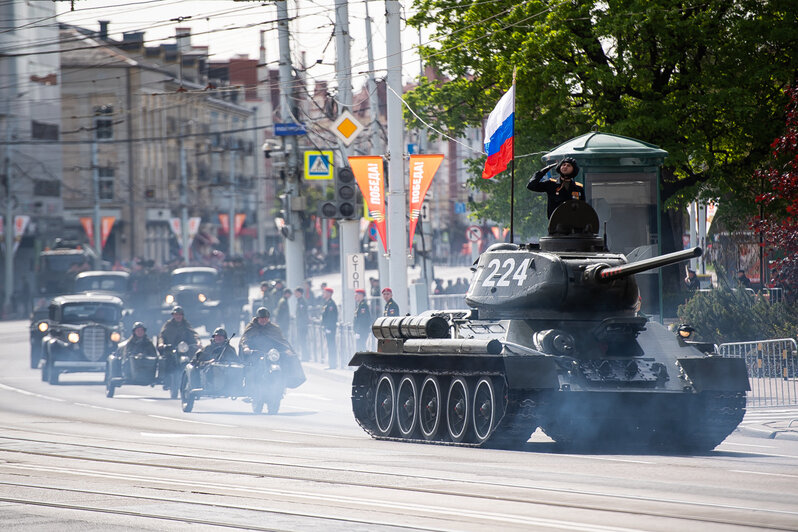 Танки Т-34, «Катюша» и тысяча военных: как в Калининграде прошёл парад в честь 9 Мая (фоторепортаж) - Новости Калининграда | Фото: Александр Подгорчук / «Клопс»