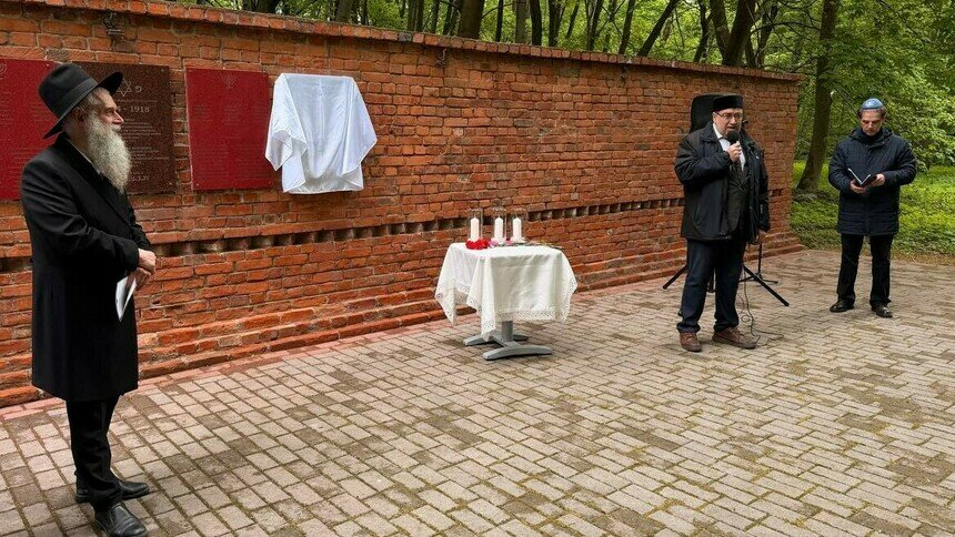 На старинном кладбище в районе Юбилейной открыли мемориальную доску в честь воинов-евреев, штурмовавших Кёнигсберг - Новости Калининграда | Фото: телеграм-канал «Бейт Хабад Калининград»