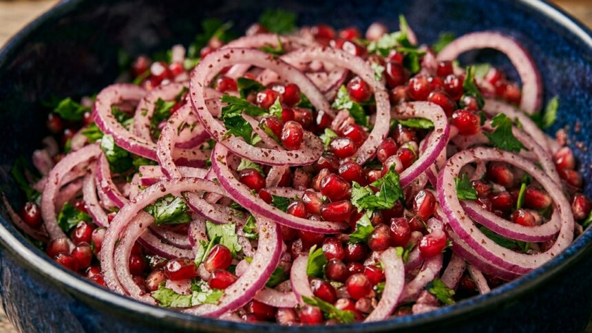 Пикантная закуска к мясу за сущие копейки: делимся простым рецептом маринованного лука с гранатом   - Новости Калининграда | Иллюстрация: Дарья Мошникова / «Клопс»