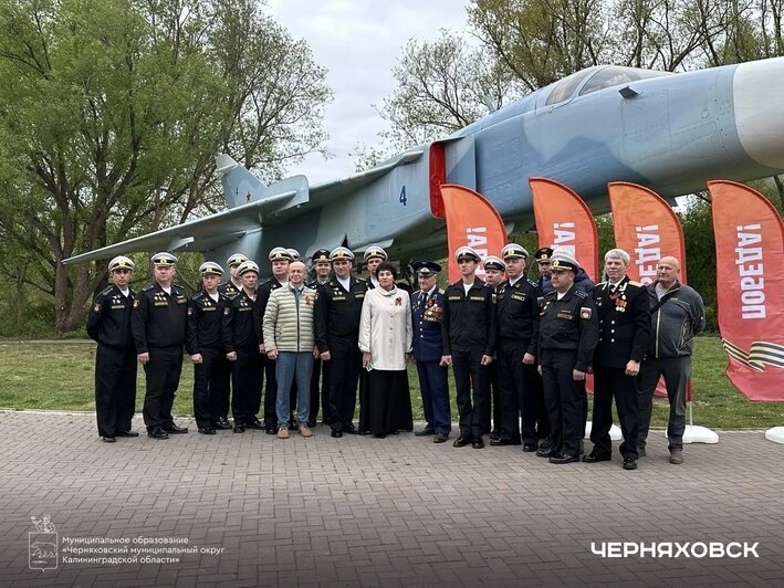 «О людях, влюблённых в небо»: в Черняховске настоящий самолёт превратили в памятник местным авиаторам (фото) - Новости Калининграда | Фото: страница Виктора Вобликова «ВКонтакте»