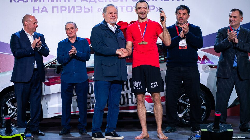 «Я думал про эту машину весь месяц!»: победитель «Кубка Балтики» на призы «АВТОТОР» уехал из Калининграда на электромобиле «Амберавто» - Новости Калининграда