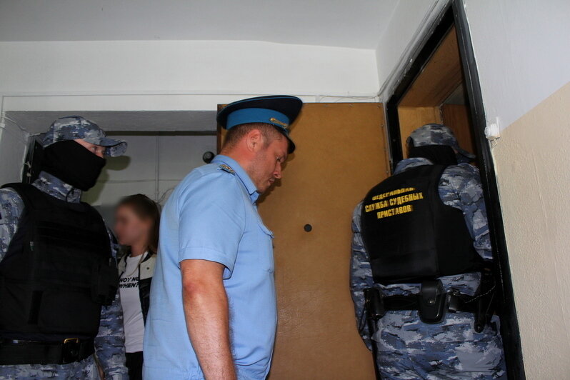 Дарственная в последний день: калининградца не хотели пускать в наследственную квартиру - Новости Калининграда | Фото: пресс-служба УФССП России по Калининградской области