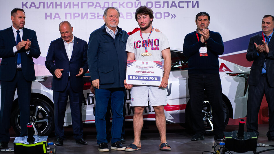 «Я думал про эту машину весь месяц!»: победитель «Кубка Балтики» на призы «АВТОТОР» уехал из Калининграда на электромобиле «Амберавто» - Новости Калининграда