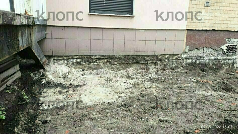 При реконструкции Галицкого у дома уничтожили отмостку, жильцы опасаются повреждения здания (видео)   - Новости Калининграда | Фото: очевидец