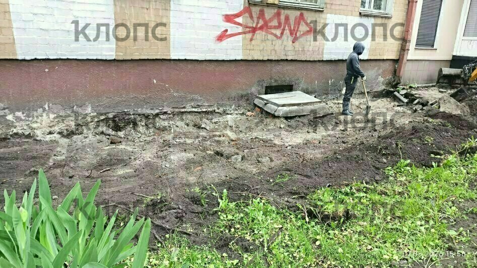 При реконструкции Галицкого у дома уничтожили отмостку, жильцы опасаются повреждения здания (видео)   - Новости Калининграда | Фото: очевидец
