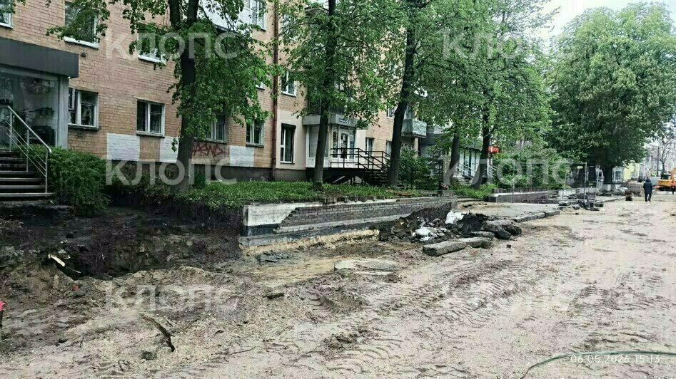 При реконструкции Галицкого у дома уничтожили отмостку, жильцы опасаются повреждения здания (видео)   - Новости Калининграда | Фото: очевидец