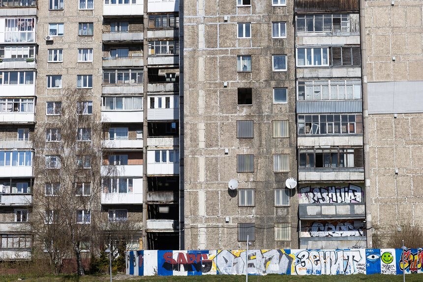 С аварийным домом расселяемая высотка связана балконами   | Фото: Александр Подгорчук