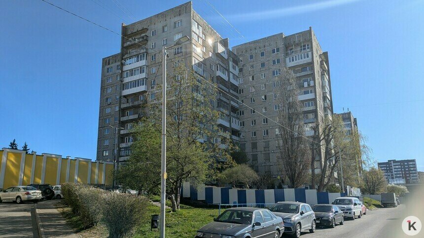 Калининградцы начали привозить питьевую воду жильцам дома на Московском, где накануне перерезали трубу - Новости Калининграда | Фото: «Клопс»