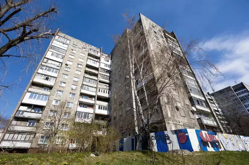 Отсутствие проекта и сроков на снос 70-го дома стало одной из причин, почему жители соединенного с ним 68-го дома отказываются съезжать в маневренный фонд | Фото: Александр Подгорчук 