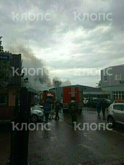 В Калининграде загорелась станция техобслуживания, на месте работают пожарные (фото) - Новости Калининграда | Фото: очевидцы