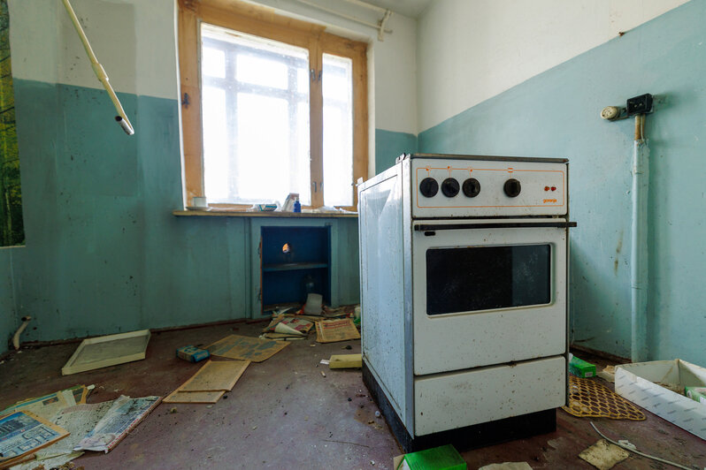 Что происходит за стенами уже расселенного десять лет назад дома №70 | Фото: Александр Мелехов